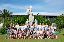 Thí sinh cuộc thi Hoa hậu Hoàn vũ Australia 2023 chụp ảnh lưu niệm tại khu nghỉ dưỡng Furama (Đà Nẵng)