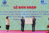 Đại diện Bộ VH-TT&DL trao bằng công nhận bia ma nhai tại danh thắng Ngũ Hành Sơn là Di sản tư liệu thuộc Chương trình Ký ức Thế giới khu vực châu Á - Thái Bình Dương cho Chủ tịch UBND TP Đà Nẵng