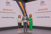 Đại diện Northstar Meetings Group trao giải “M&C Asia Stella Awards 2023” cho khu nghỉ dưỡng Furama Resort Đà Nẵng.