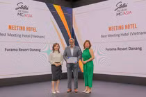 Đại diện Northstar Meetings Group trao giải “M&C Asia Stella Awards 2023” cho khu nghỉ dưỡng Furama Resort Đà Nẵng.