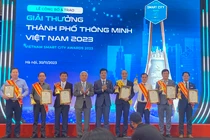 Ông Lê Quang Nam - Phó Chủ tịch UBND TP Đà Nẵng (thứ 4 từ phải sang) đại diện cho TP Đà Nẵng nhận Giải thưởng TP thông minh Việt Nam 2023
