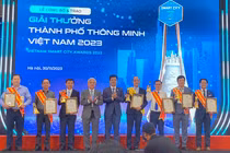 Ông Lê Quang Nam - Phó Chủ tịch UBND TP Đà Nẵng (thứ 4 từ phải sang) đại diện cho TP Đà Nẵng nhận Giải thưởng TP thông minh Việt Nam 2023