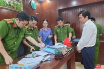  Công an TP Đà Nẵng khám xét nơi làm việc của ông Hồ Văn Khoa (người mặc áo trắng) tại UBND quận Cẩm Lệ. (Anh AB)