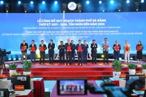 Lãnh đạo TP Đà Nẵng trao giấy chứng nhận đầu tư cho các doanh nghiệp tại lễ công bố Quy hoạch TP Đà Nẵng thời kỳ 2021-2030, tầm nhìn 2050.