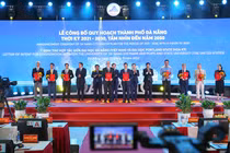 Lãnh đạo TP Đà Nẵng trao giấy chứng nhận đầu tư cho các doanh nghiệp tại lễ công bố Quy hoạch TP Đà Nẵng thời kỳ 2021-2030, tầm nhìn 2050.