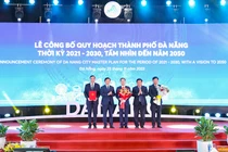 Phó Thủ tướng Chính phủ Trần Hồng Hà (thứ hai từ trái qua) và Bộ trưởng Bộ KH&ĐT Nguyễn Chí Dũng (thứ hai từ phải qua) trao quyết định phê duyệt của Chính phủ Quy hoạch TP Đà Nẵng thời kỳ 2021 - 2030, tầm nhìn đến năm 2050 của Chính phủ cho lãnh đạo TP Đà Nẵng