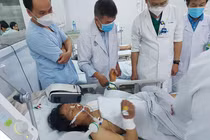 Bệnh nhân vị ngộ độc đang được điều trị tại Bệnh viện đa khoa khu vực miền núi phía Bắc Quảng Nam (ảnh BVCC)