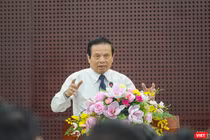 TS.Lê Doãn Hợp – nguyên Bộ trưởng Bộ TT&TT, nguyên Phó trưởng ban Thường trực Ban Tư tưởng – Văn hoá Trung ương trình bày tại hội nghị