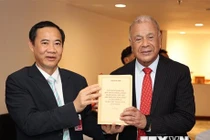 Phó Trưởng Ban Nội chính Trung ương Nguyễn Thái Học tặng sách của Tổng Bí thư Nguyễn Phú Trọng cho Tổng Bí thư Đảng Lao động Mexico (PT) Alberto Anaya Guitíerrez. (Ảnh: Phi Hùng/TTXVN)