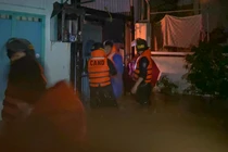Lực lượng công an cứu hộ, di dời người dân vùng trũng thấp, ngập lụt đến nơi an toàn