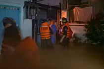 Lực lượng công an cứu hộ, di dời người dân vùng trũng thấp, ngập lụt đến nơi an toàn