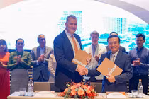 Ông Steven Wolstenholme – Chủ tịch kiêm Tổng giám đốc điều hành Hoiana và ông Lương Minh Sâm - Chủ tịch Hội đồng trường ĐH Đông Á tại buổi ký kết.