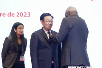 Chủ tịch Quốc hội Cuba Esteban Lazo Hernandez trao Huân chương Carlos Manuel de Cesesspespeedes tặng Chủ tịch Quốc hội Vương Đình Huệ. (Ảnh: Doãn Tấn/TTXVN)