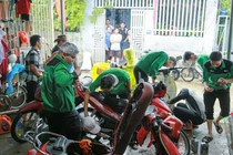 Đội sinh viên tình nguyện sửa xe máy miễn phí cho bà con, sinh viên khó khăn bị ngập nước ở Đà Nẵng