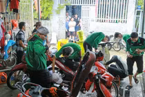 Đội sinh viên tình nguyện sửa xe máy miễn phí cho bà con, sinh viên khó khăn bị ngập nước ở Đà Nẵng