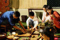 Gói bánh chưng, bánh tét tại không gian văn hoá "Chợ quê ngày Tết"