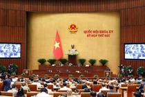 Các đại biểu Quốc hội nghe báo cáo về tình hình kinh tế-xã hội. (Ảnh: Phạm Kiên/TTXVN)