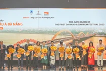 Ban Tổ chức Liên hoan phim châu Á Đà Nẵng lần thứ I tặng hoa Ban Giám khảo