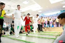 Thủy thủ đoàn tàu sân bay USS Ronald Reagan – Hải quân Hoa Kỳ tham gia múa sạp cùng sinh viên ĐH Đông Á (Đà Nẵng).