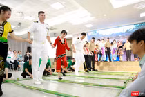 Thủy thủ đoàn tàu sân bay USS Ronald Reagan – Hải quân Hoa Kỳ tham gia múa sạp cùng sinh viên ĐH Đông Á (Đà Nẵng).