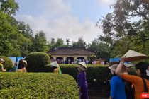 Du khách đến với không gian nhà lưu niệm cụ Huỳnh Thúc Kháng (tại huyện Tiên Phước, Quảng Nam) trong khuôn khổ lễ hội làng cổ Lộc Yên lần hứ 2