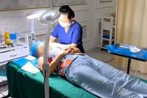 Thẩm mỹ viện Kangzin cho lao công làm phẫu thuật căng da mặt cho khách hàng (ảnh Đình Dũng)