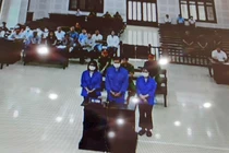 Các bị cáo Tôn Thất Thạnh, Nguyễn Thị Thanh Nhàn và Lê Thị Kim Chi tại toà