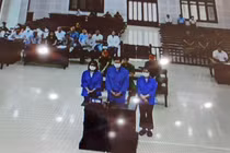 Các bị cáo Tôn Thất Thạnh, Nguyễn Thị Thanh Nhàn và Lê Thị Kim Chi tại toà