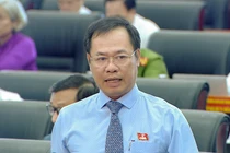 Đại biểu Vũ Quang Hùng cảnh báo tình trạng chung cư Hòa Minh, Thuận Phước đã xuống cấp và hết hạn sử dụng 3 năm qua, nhưng người dân vẫn phải ở