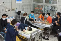 Bệnh nhi là học sinh lớp 2 Trường tiểu học Kim Giang nhập viện tại Bệnh viện Bạch Mai chiều ngày 28/3 với nghi vấn ngộ độc thực phẩm (ảnh BVCC)