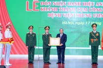 Thủ tướng trao danh hiệu Anh hùng lực lượng vũ trang nhân dân thời kỳ chống Pháp cho Phân hiệu 8, tiền thân của Bệnh viện Trung ương Quân đội 108. (Ảnh: VGP)