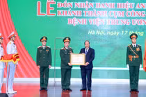 Thủ tướng trao danh hiệu Anh hùng lực lượng vũ trang nhân dân thời kỳ chống Pháp cho Phân hiệu 8, tiền thân của Bệnh viện Trung ương Quân đội 108. (Ảnh: VGP)