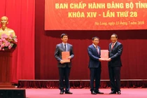 Phó Ban Thường trực Ban Tổ chức Trung ương Nguyễn Thanh Bình trao quyết định luân chuyển cho ông Nguyễn Văn Thắng (giữa) và ông Lê Quang Tùng (trái) (Ảnh: CTG)