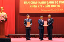 Phó Ban Thường trực Ban Tổ chức Trung ương Nguyễn Thanh Bình trao quyết định luân chuyển cho ông Nguyễn Văn Thắng (giữa) và ông Lê Quang Tùng (trái) (Ảnh: CTG)