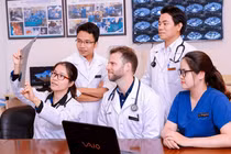 Hiện nay có nhiều cơ sở y tế Việt Nam mời các chuyên gia nổi tiếng thế giới, khu vực đến khám bệnh, chữa bệnh.