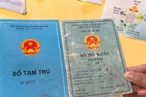 Từ ngày 1/1/2023, hộ khẩu giấy không còn tác dụng và các cơ quan chức năng sẽ quản lý thông tin cư trú của người dân bằng phương thức điện tử hay thường gọi là sổ hộ khẩu điện tử.