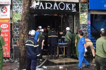 Lực lượng chức năng tham gia chữa cháy, cứu nạn cứu hộ trong vụ cháy quán karaoke ISIS.