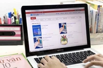 Việc trao tặng máy tính giúp các em triển khai học trực tuyến, bảo đảm học sinh nào bị bỏ lại phía sau trong hành trình chinh phục tri thức.