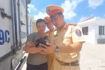 CSGT hướng dẫn, hỗ trợ tài xế nạp tiền vào tài khoản.