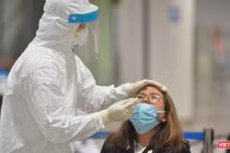 Nhân viên y tế lấy mẫu xét nghiệm COVID-19 ở sân bay (Ảnh - Hoàng Anh) 