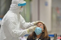Nhân viên y tế lấy mẫu xét nghiệm COVID-19 (Ảnh - Minh Thuý) 