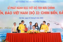 Thứ trưởng Pham Anh Tuan thực hiện nghi thức phát hành đặc biệt bộ tem “Biển, đảo Việt Nam: Chim biển, đảo”.