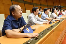 Đại biểu biểu quyết thông qua Nghị quyết Thành lập Đoàn giám sát chuyên đề của Quốc hội năm 2023. Ảnh: Quochoi.vn