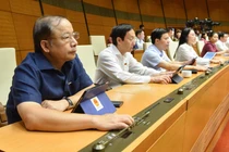 Đại biểu biểu quyết thông qua Nghị quyết Thành lập Đoàn giám sát chuyên đề của Quốc hội năm 2023. Ảnh: Quochoi.vn