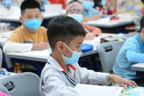 Các em học sinh không học bán trú, và chỉ đến trường học trực tiếp 1 buổi/ngày. 