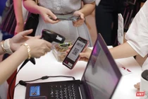Khách hàng thanh toán qua QR Code tại siêu thị.