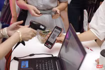 Khách hàng thanh toán qua QR Code tại siêu thị.