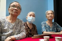 Những người hàng xóm có mặt tại nhà Trung tá Đặng Anh Quân từ sớm, chia sẻ nỗi buồn cùng gia đình (Ảnh: Mạnh Quân)