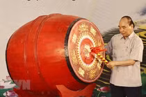 Chủ tịch nước Nguyễn Xuân Phúc đánh trống khai giảng năm học mới (ảnh tư liệu - chụp năm 2021).