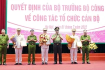 Giám đốc Công an TP. Hà Nội tặng hoa chúc mừng 3 tân Phó Giám đốc. Ảnh: Công an TP. Hà Nội.